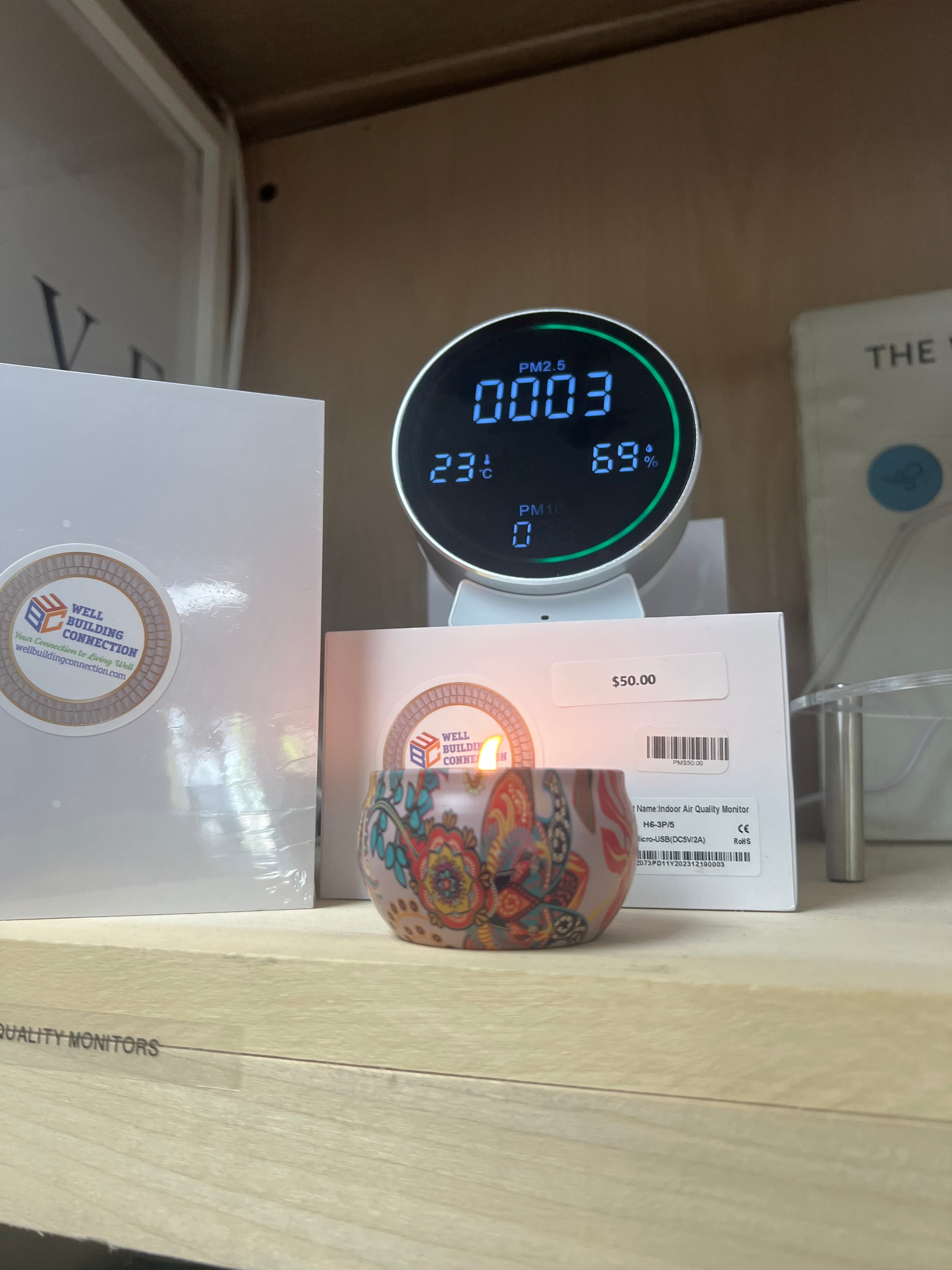 ECO Aroma Therapy Candle - Lavender, Rose, and Frankincense
Scented candles are a popular form of aromatherapy that enhances a comfortable and luxurious atmosphere. Their gentle glow and soothing aromas create a tranquil environment, providing an essential respite from daily life's hustle and bustle. However, an important question arises: How do these fragrant products affect the air we breathe?
With increased indoor time, especially in recent periods, the quality of our indoor environment is of utmo